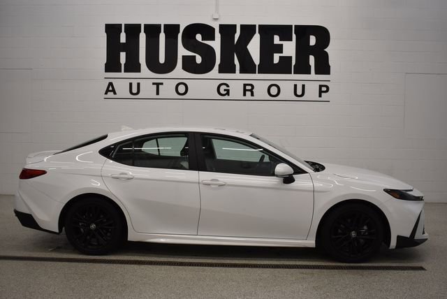 Used 2025 Toyota Camry SE FWD image 2