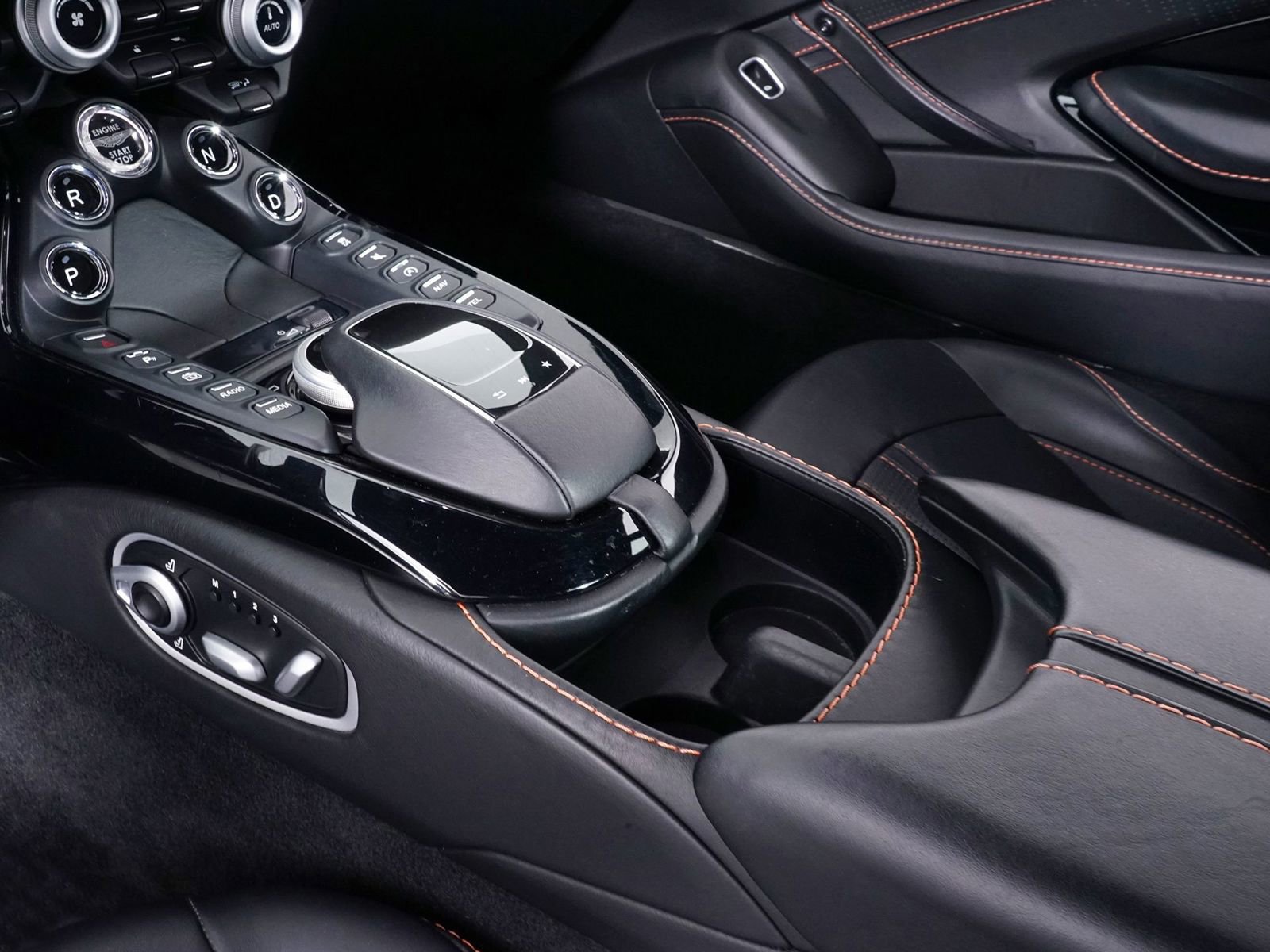 Used 2020 Aston Martin V8 Vantage Coupe image 29