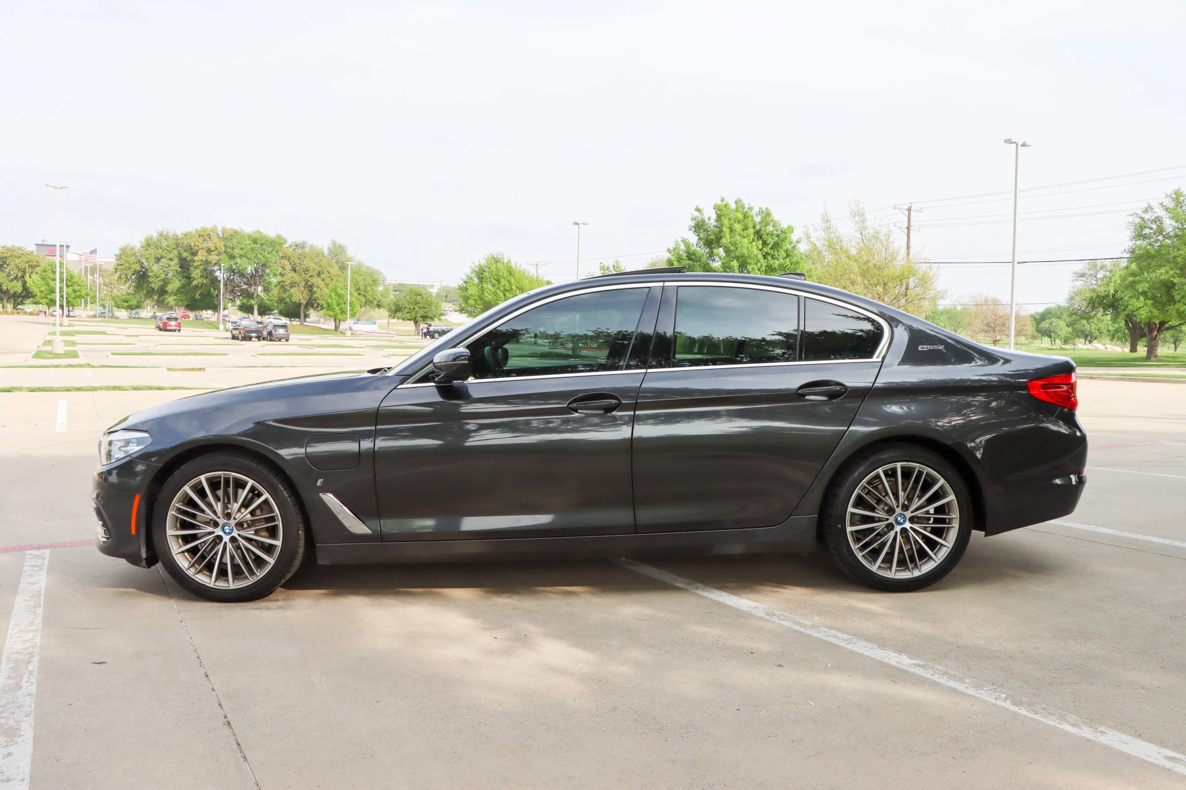 Used 2019 BMW 530e w/ Convenience Package image 4