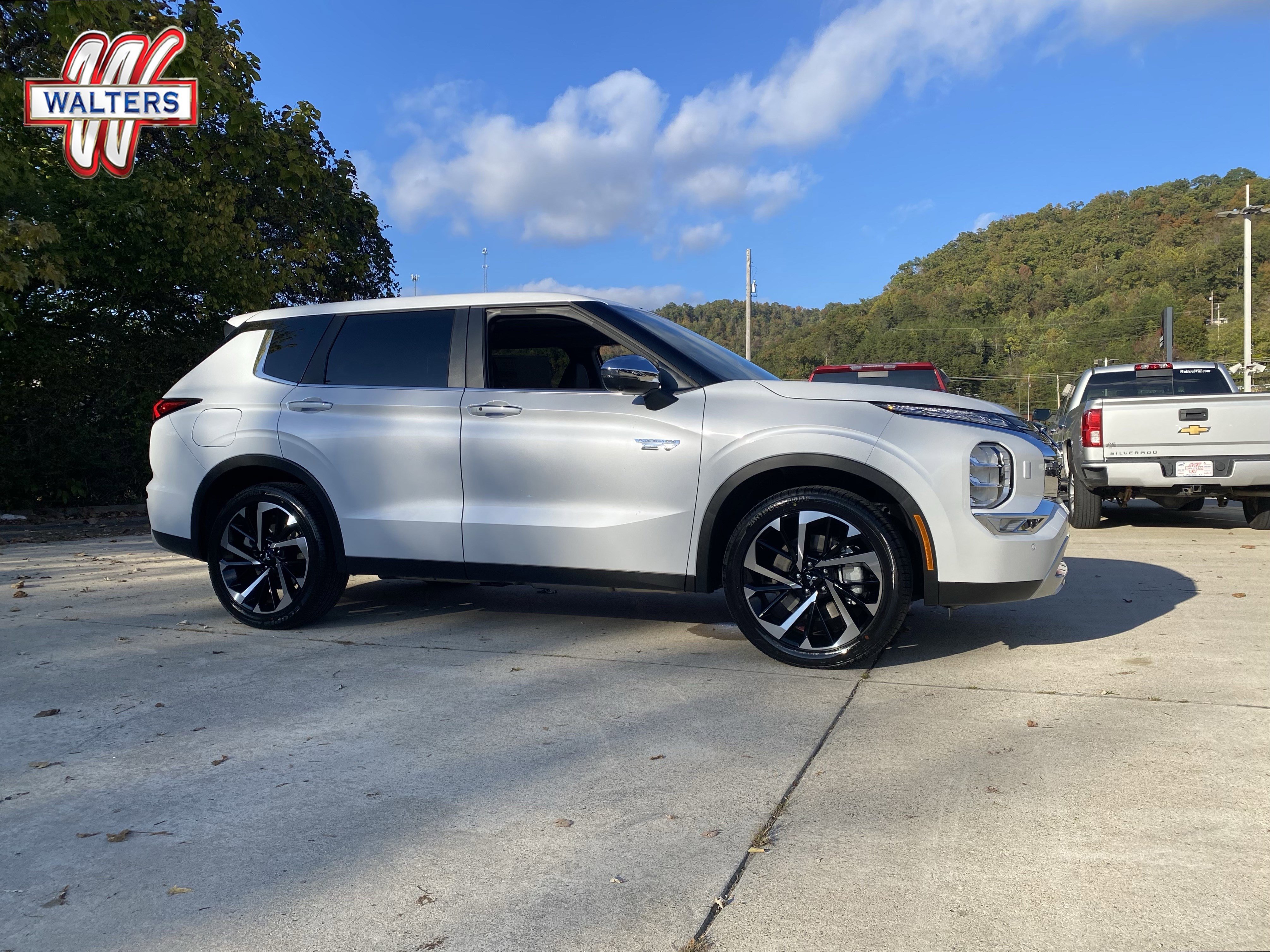 New 2025 Mitsubishi Outlander SE image 1