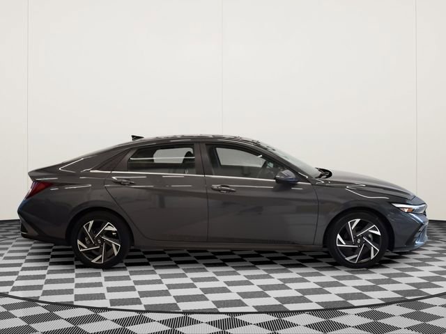 Used 2025 Hyundai Elantra SEL FWD image 2