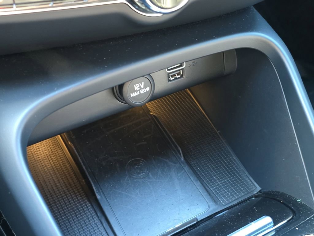 Used 2020 Volvo XC40 T5 R-Design w/ Protection Package Premier image 27