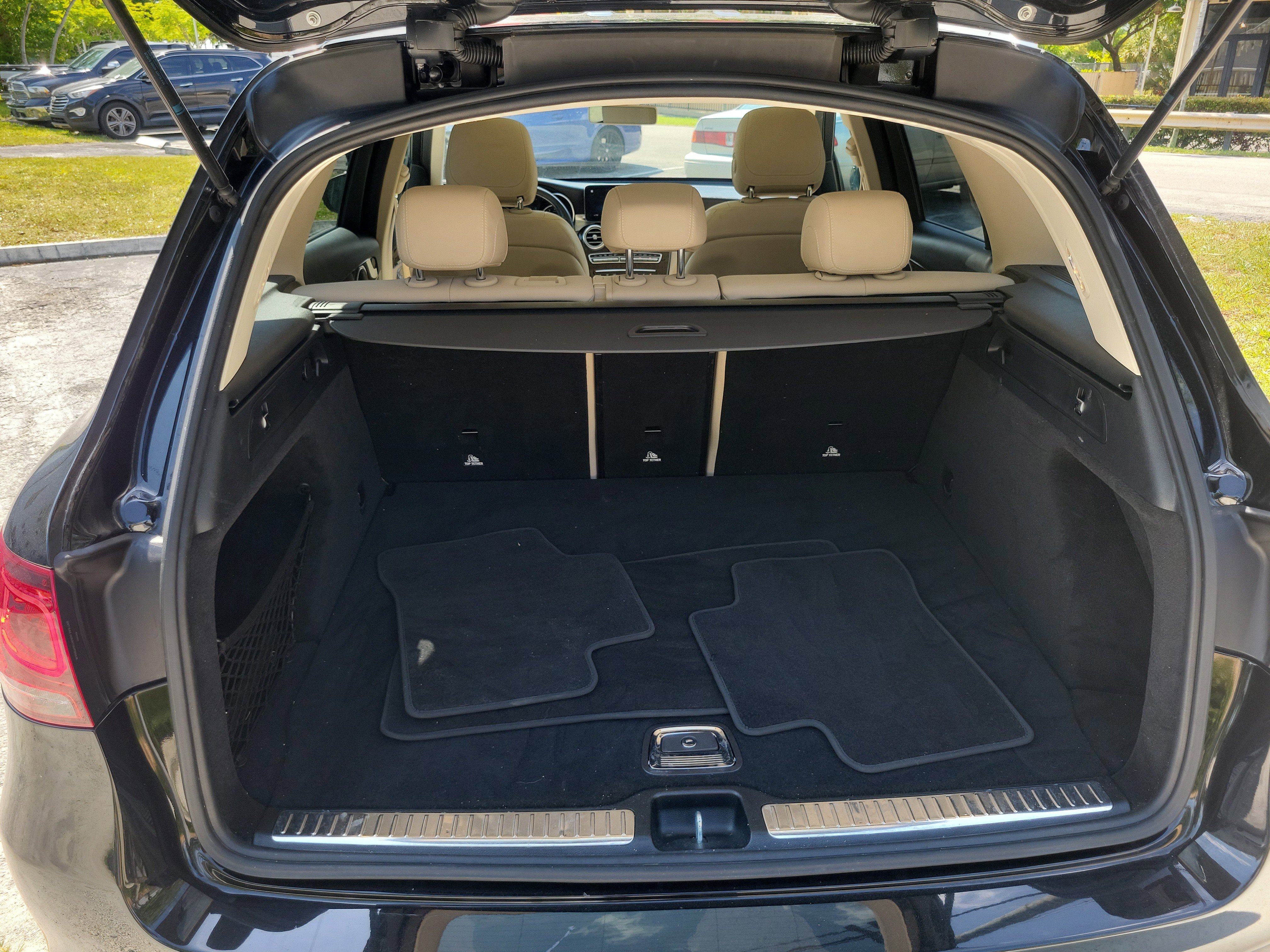 Used 2020 Mercedes-Benz GLC 300 w/ Premium Package image 9