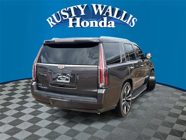 Used 2016 Cadillac Escalade Luxury image 2