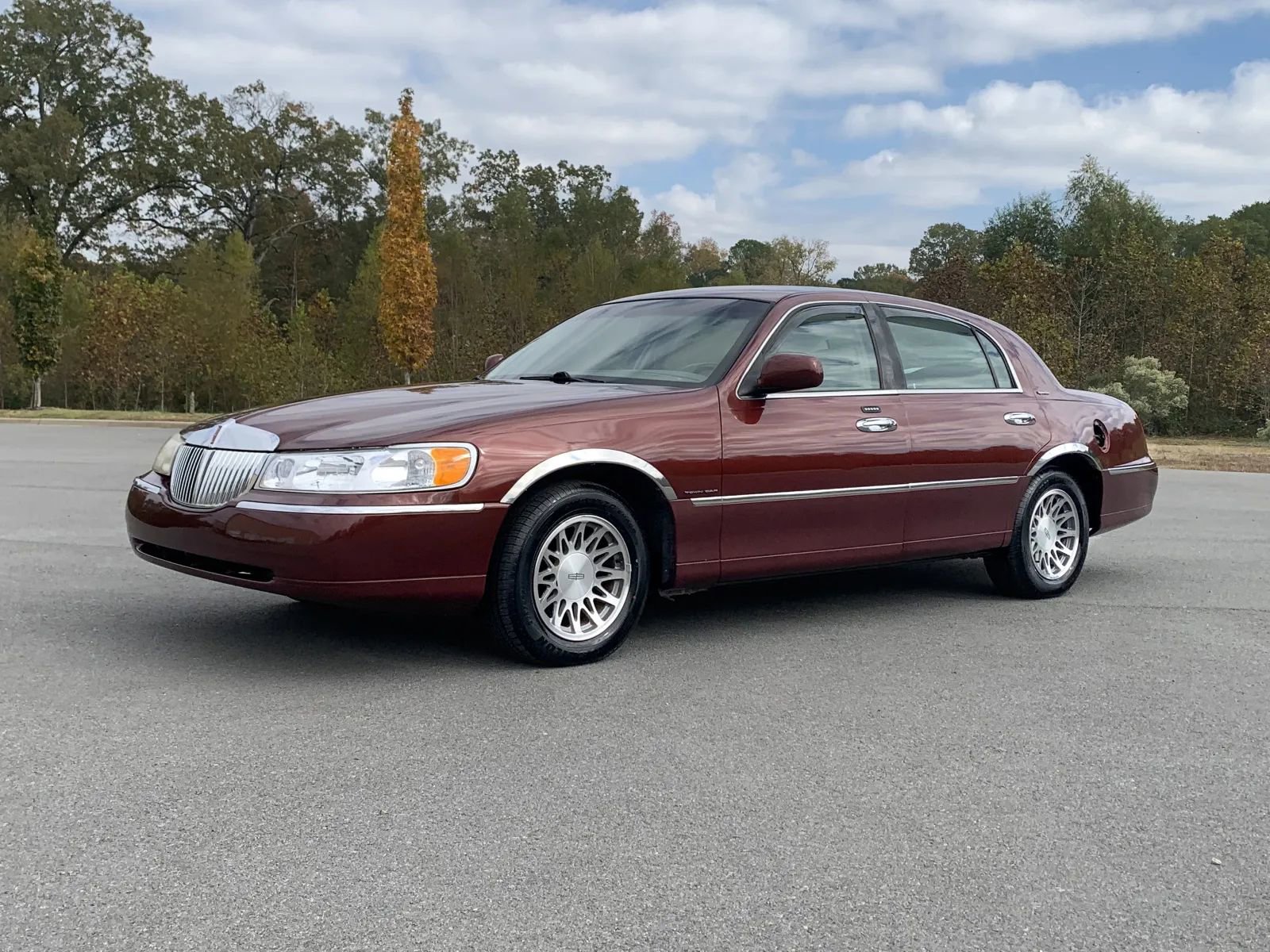 Used 2002 Lincoln Town Car Signature image 3