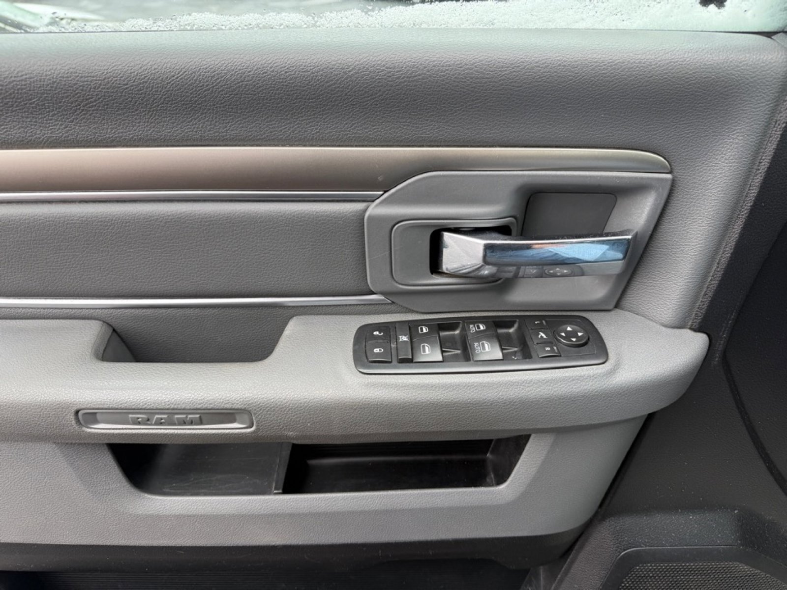 Used 2017 RAM 1500 Classic SLT w/ Luxury Group image 32