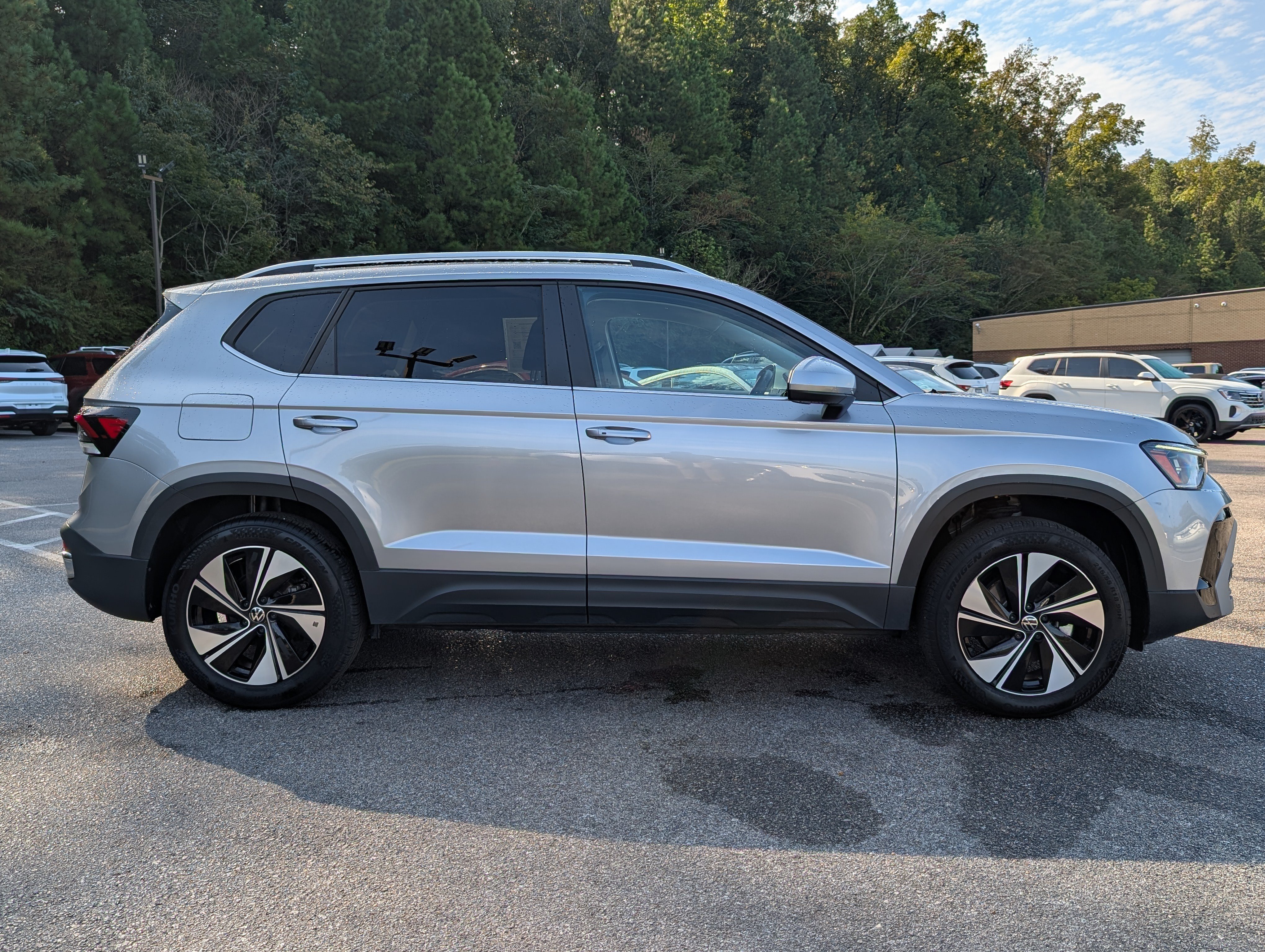 Used 2025 Volkswagen Taos SE AWD/4WD image 10