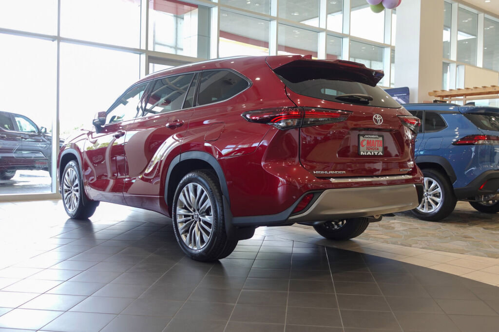 New 2026 Toyota Highlander Platinum image 8