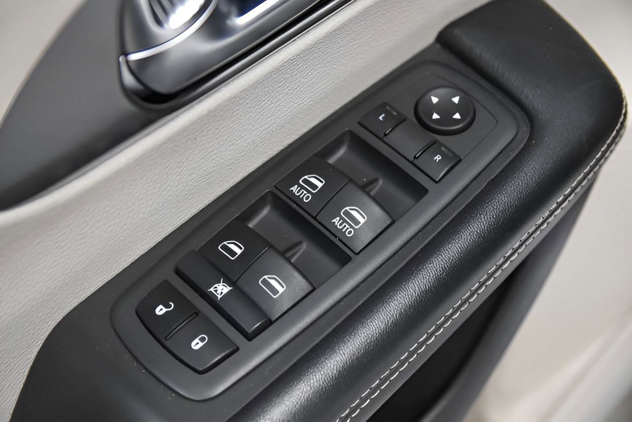 Used 2023 Chrysler Pacifica Touring-L image 12