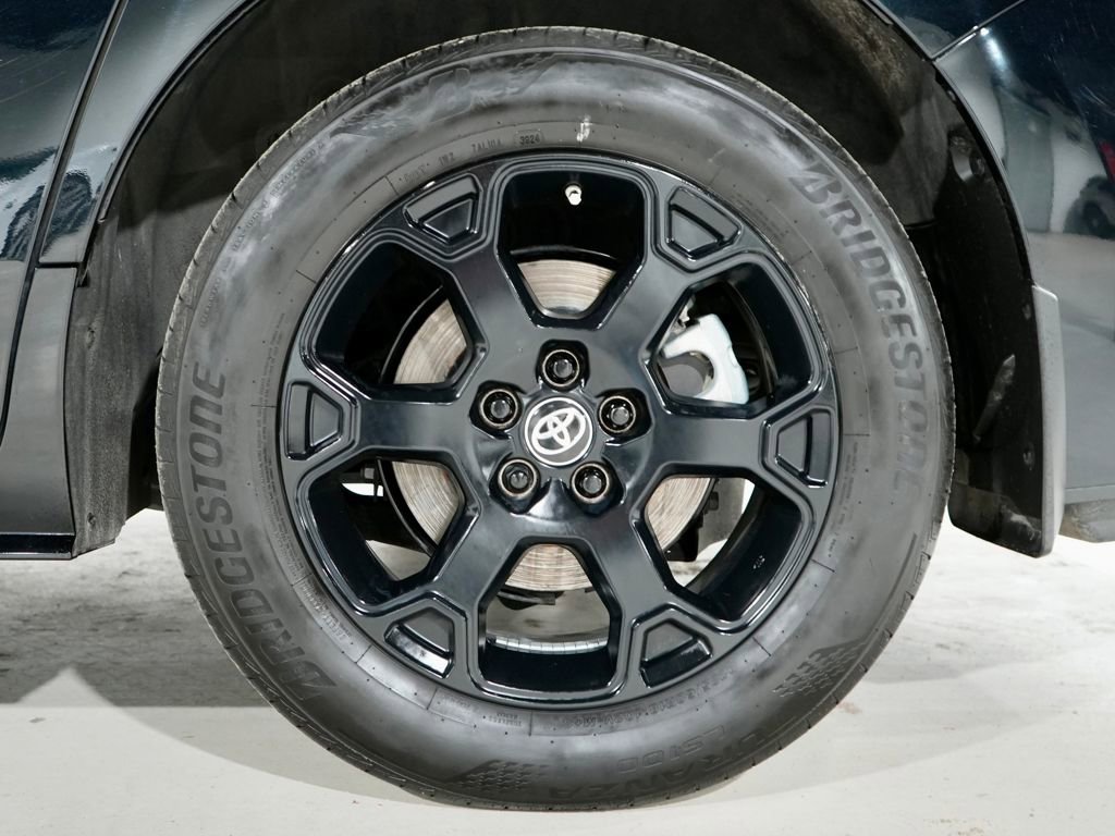 Used 2025 Toyota Sienna XLE Woodland Edition image 33