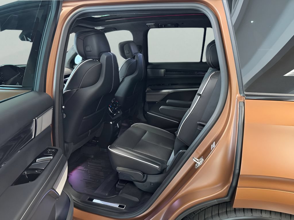 New 2027 Cadillac Vistiq Luxury w/ LPO, Floor Liner Package AWD/4WD image 13