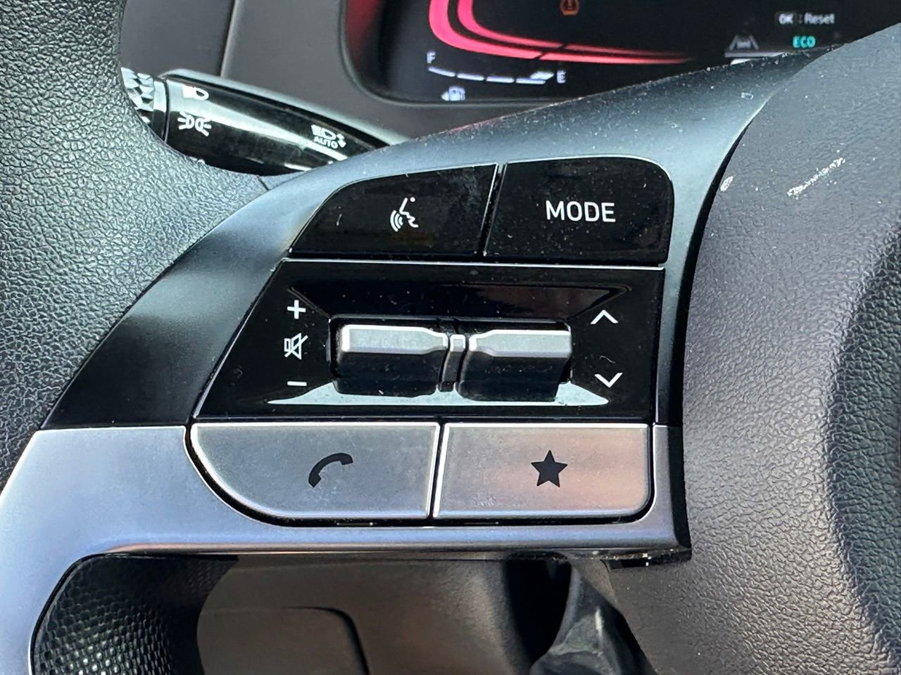 Used 2025 Hyundai Elantra Blue image 32