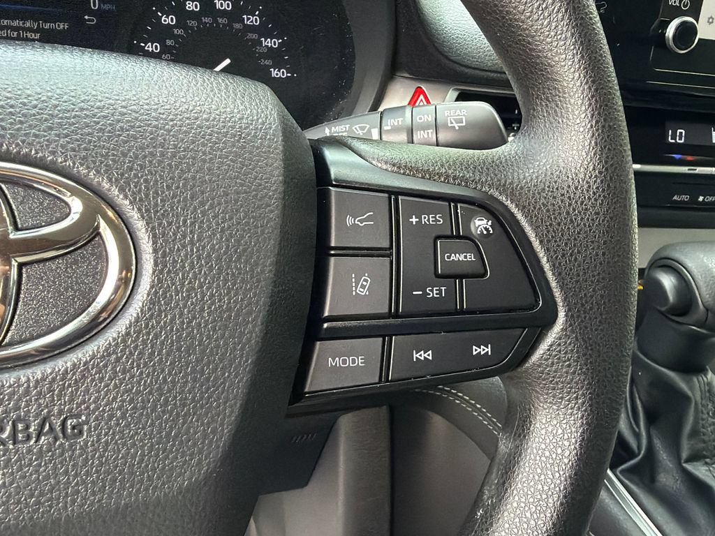 Used 2025 Toyota Sienna LE FWD image 25