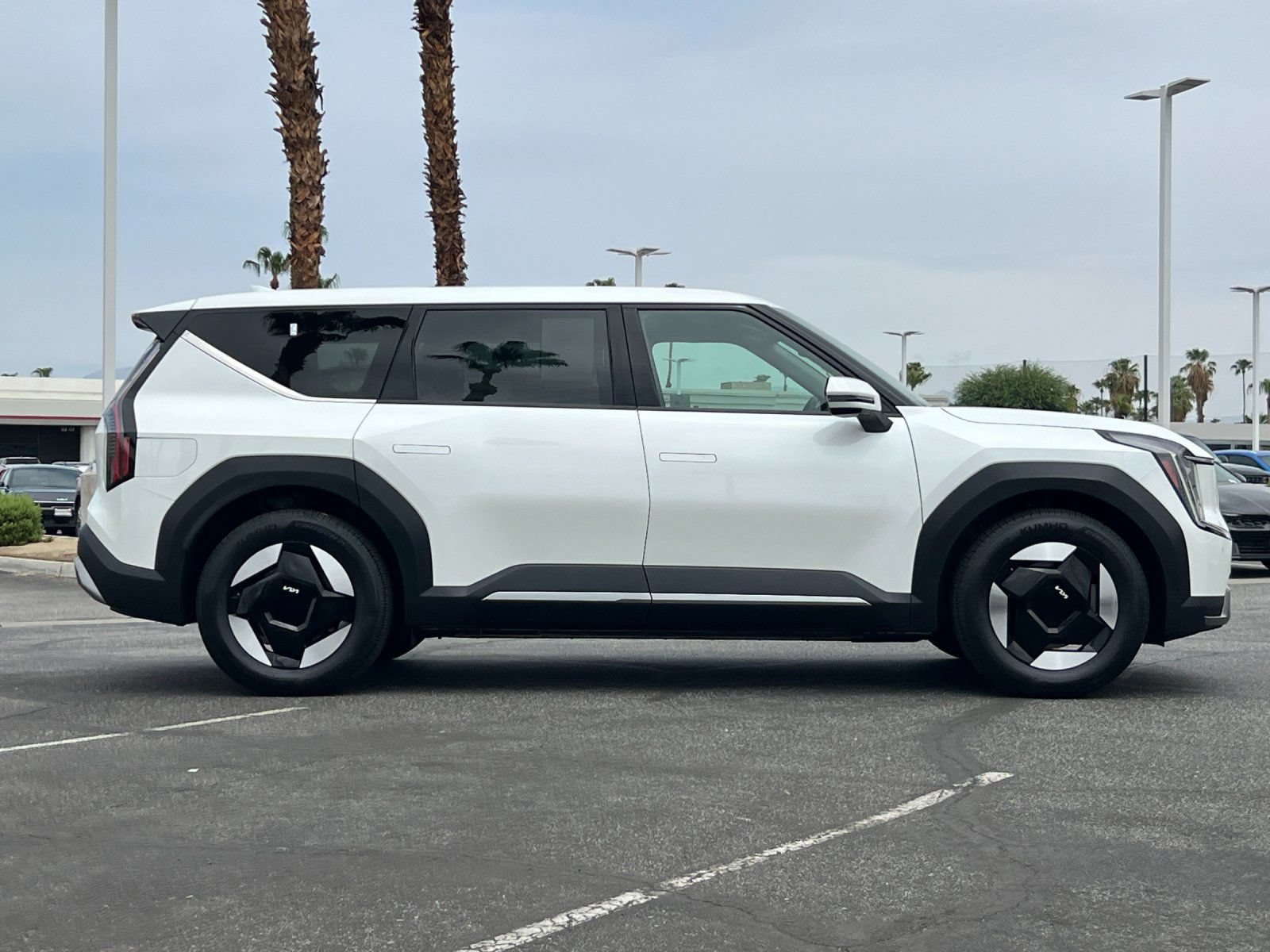Certified 2024 Kia EV9 Light Long Range RWD image 2