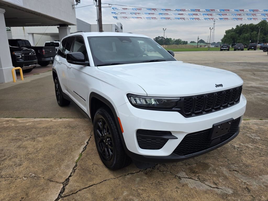 Used 2025 Jeep Grand Cherokee Altitude AWD/4WD image 9