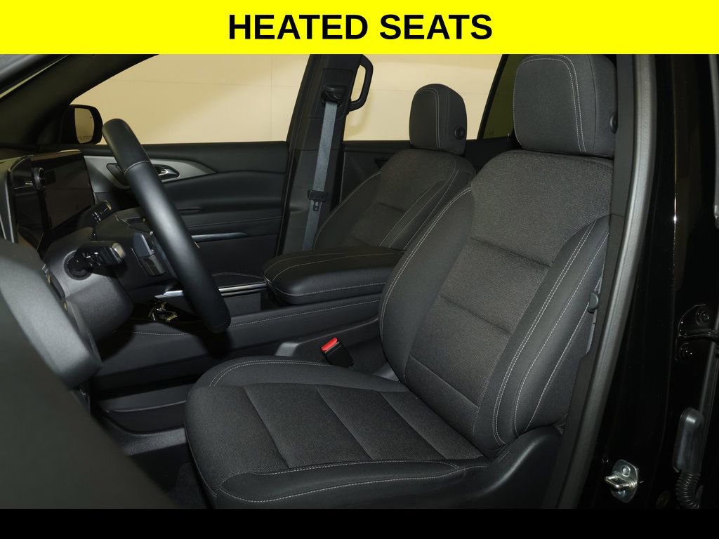 Used 2025 Chevrolet Traverse LT image 3