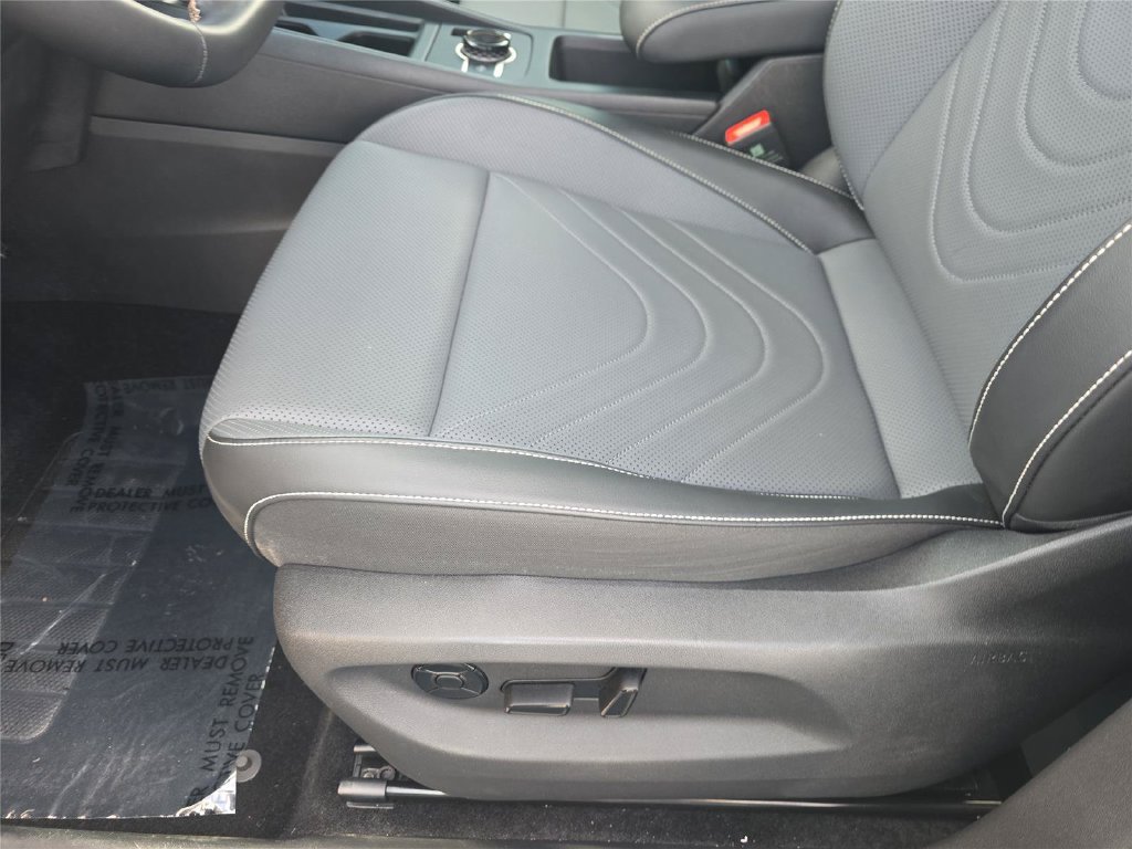 Used 2025 Volkswagen Tiguan SE FWD image 17