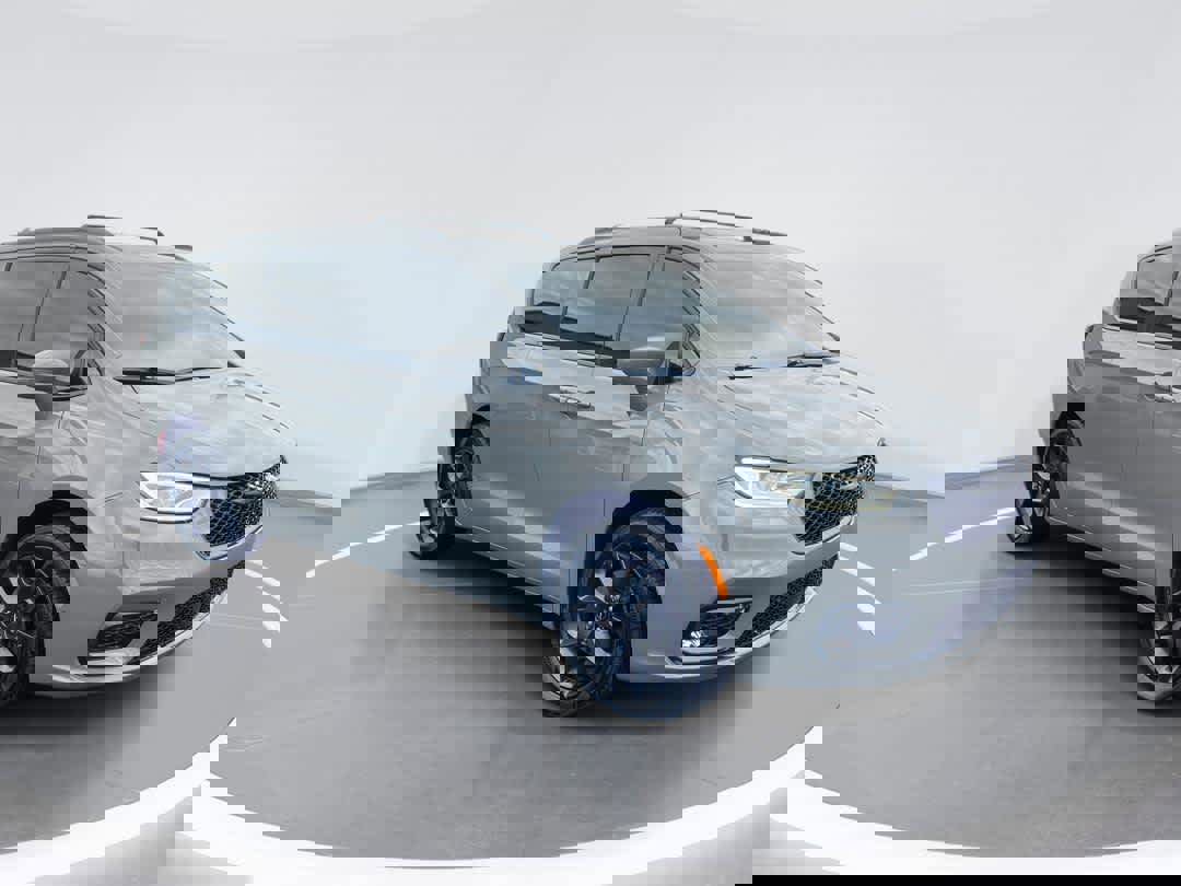 Used 2022 Chrysler Pacifica Touring-L w/ Uconnect Theater Family Group image 1