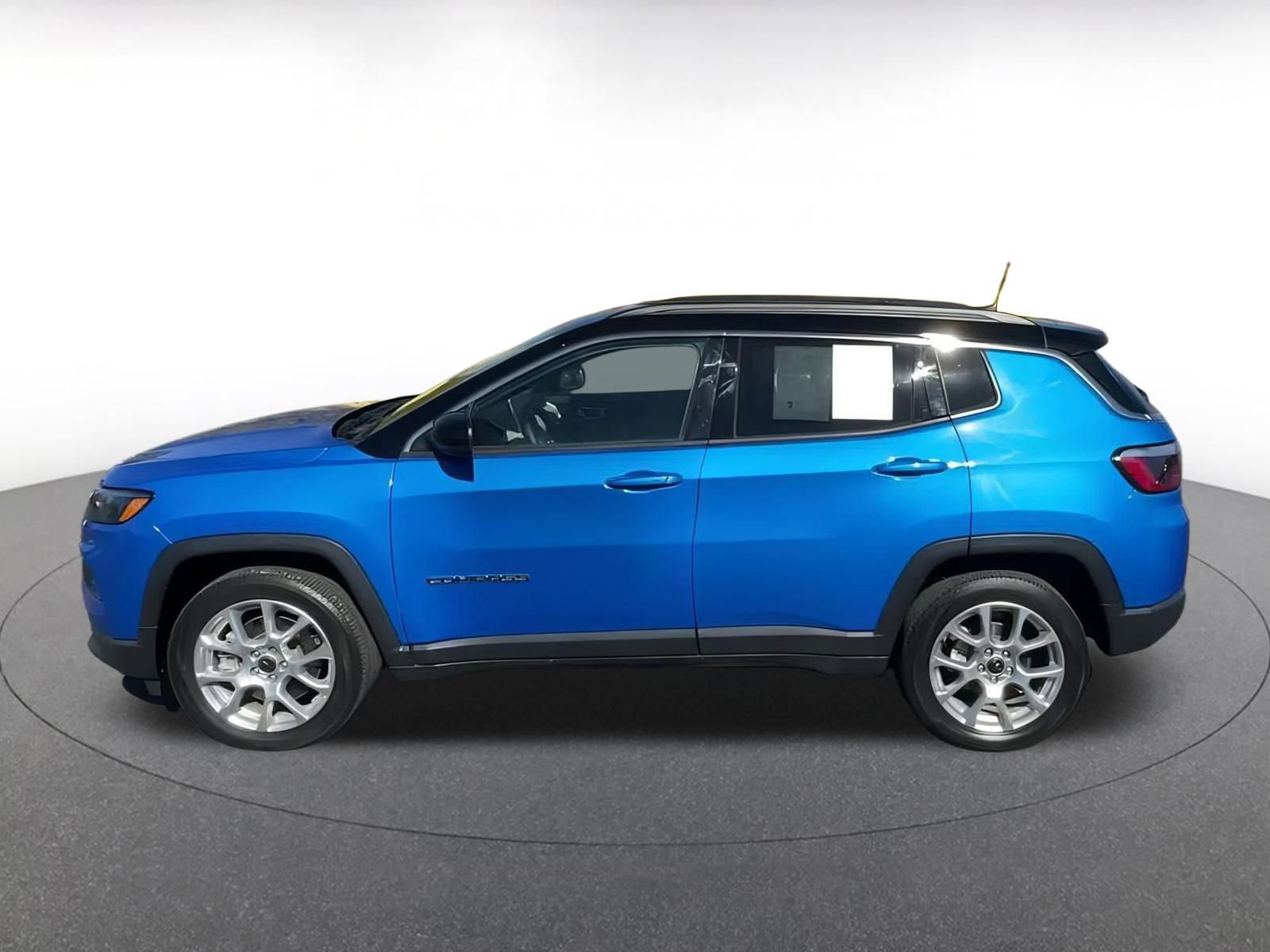 Used 2025 Jeep Compass Limited image 9