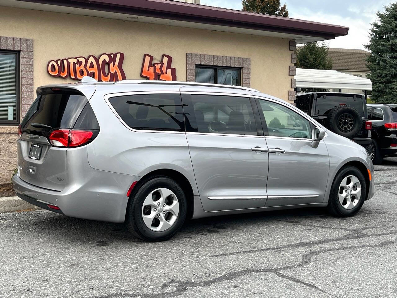 Used 2017 Chrysler Pacifica Touring-L Plus w/ Advanced Safetytec Group image 3