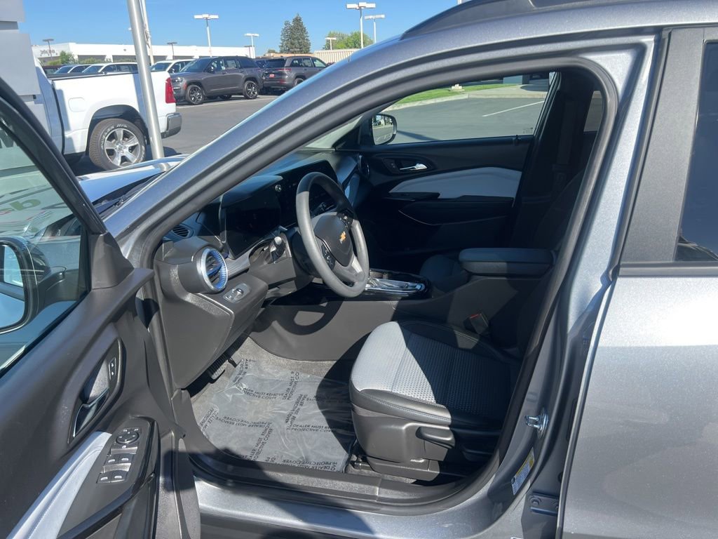 Used 2025 Chevrolet Trax LT FWD image 17