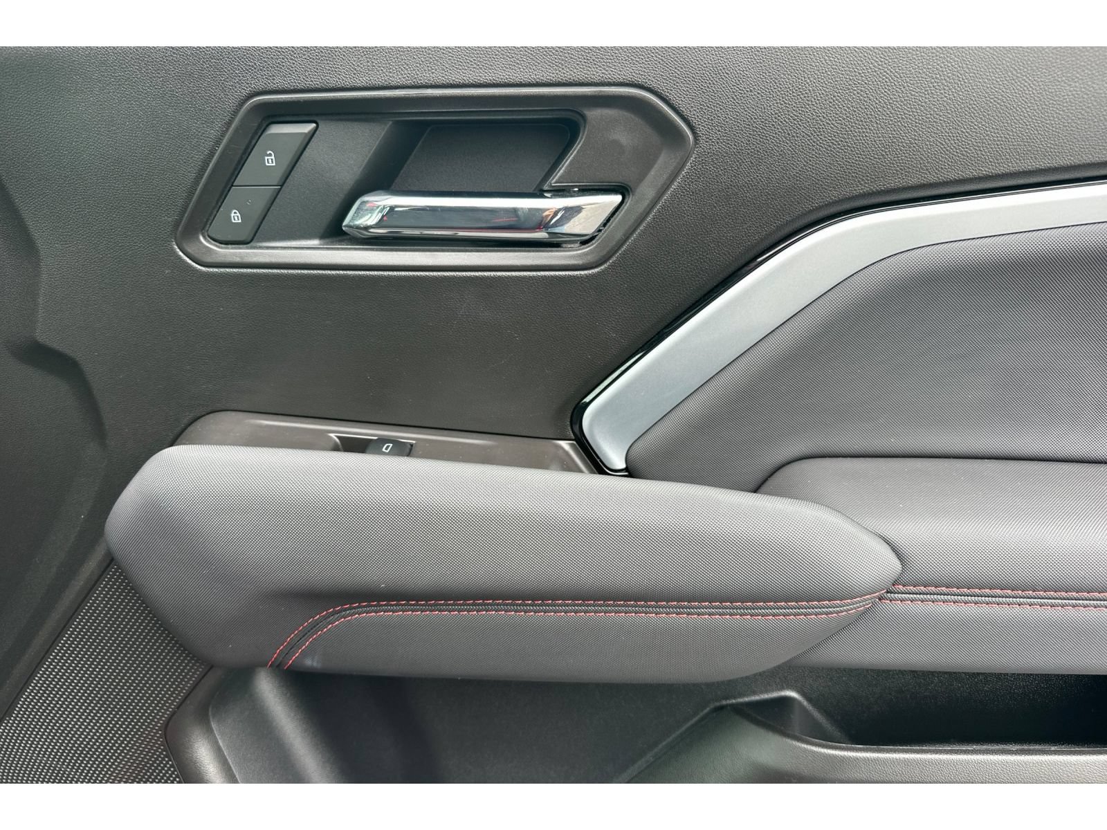 Used 2025 Chevrolet Colorado Z71 AWD/4WD image 19