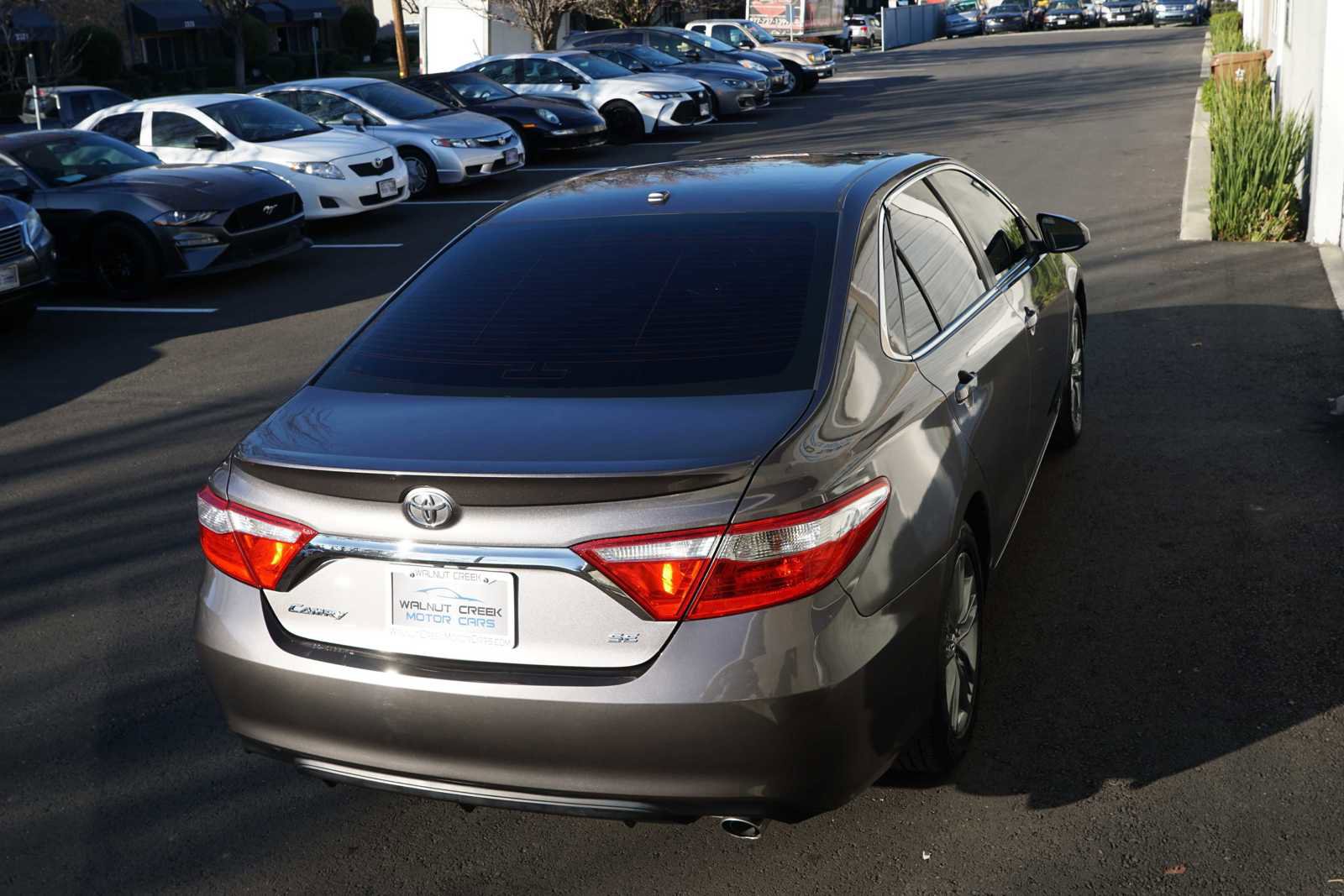 Used 2017 Toyota Camry SE w/ Moonroof Package image 13
