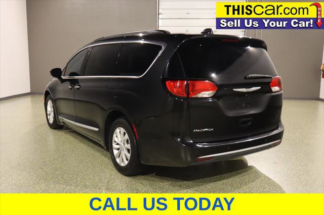 Used 2017 Chrysler Pacifica Touring-L FWD image 5