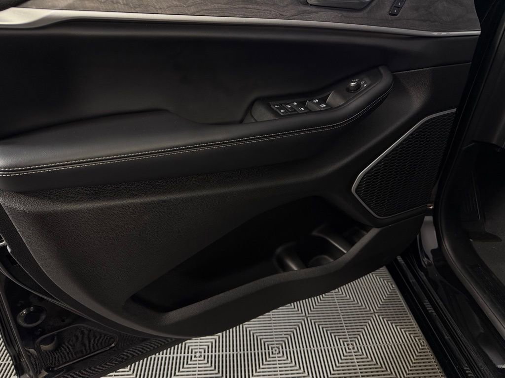 Used 2025 Jeep Grand Cherokee Limited 4xe image 25