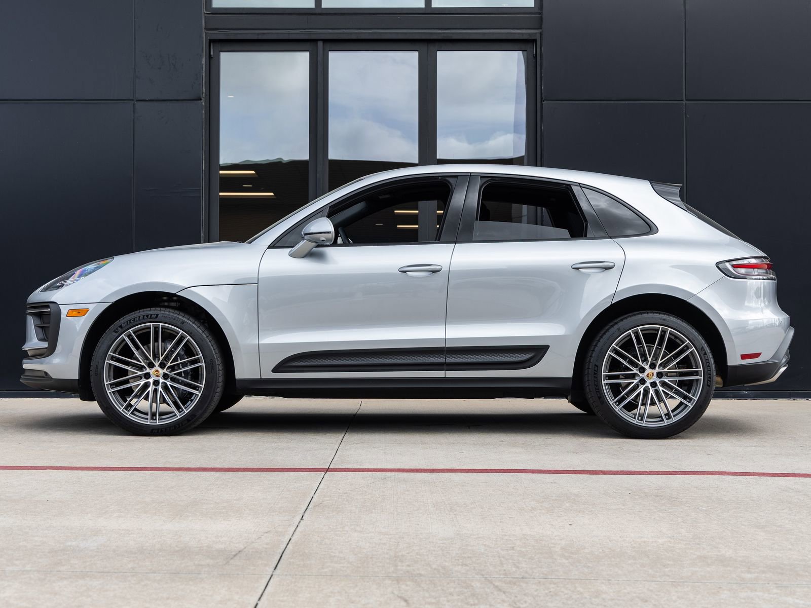 Used 2026 Porsche Macan image 2