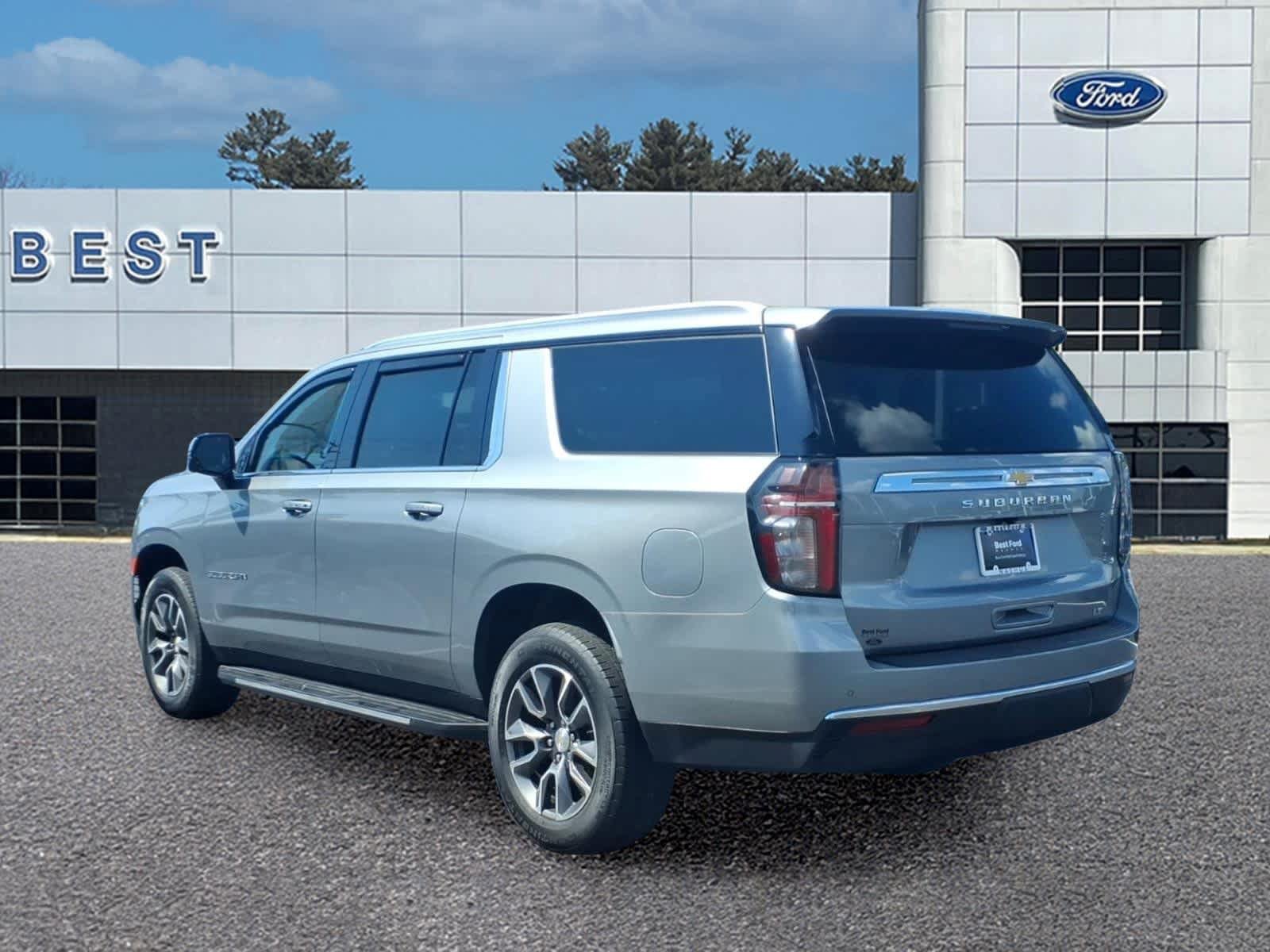 Used 2023 Chevrolet Suburban LT w/ Luxury Package AWD/4WD image 4