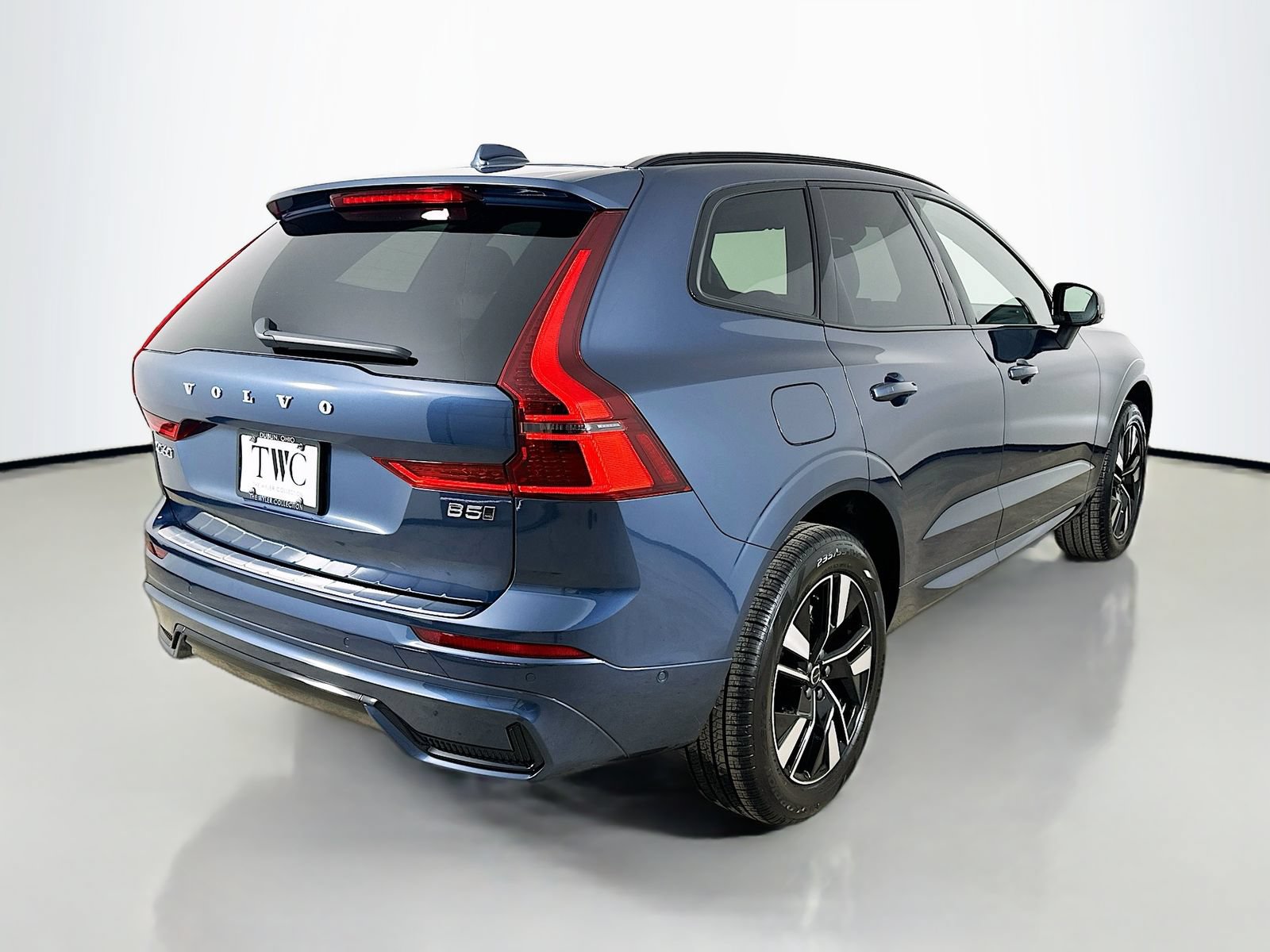 New 2026 Volvo XC60 B5 Plus w/ Protection Package Premier AWD/4WD image 5