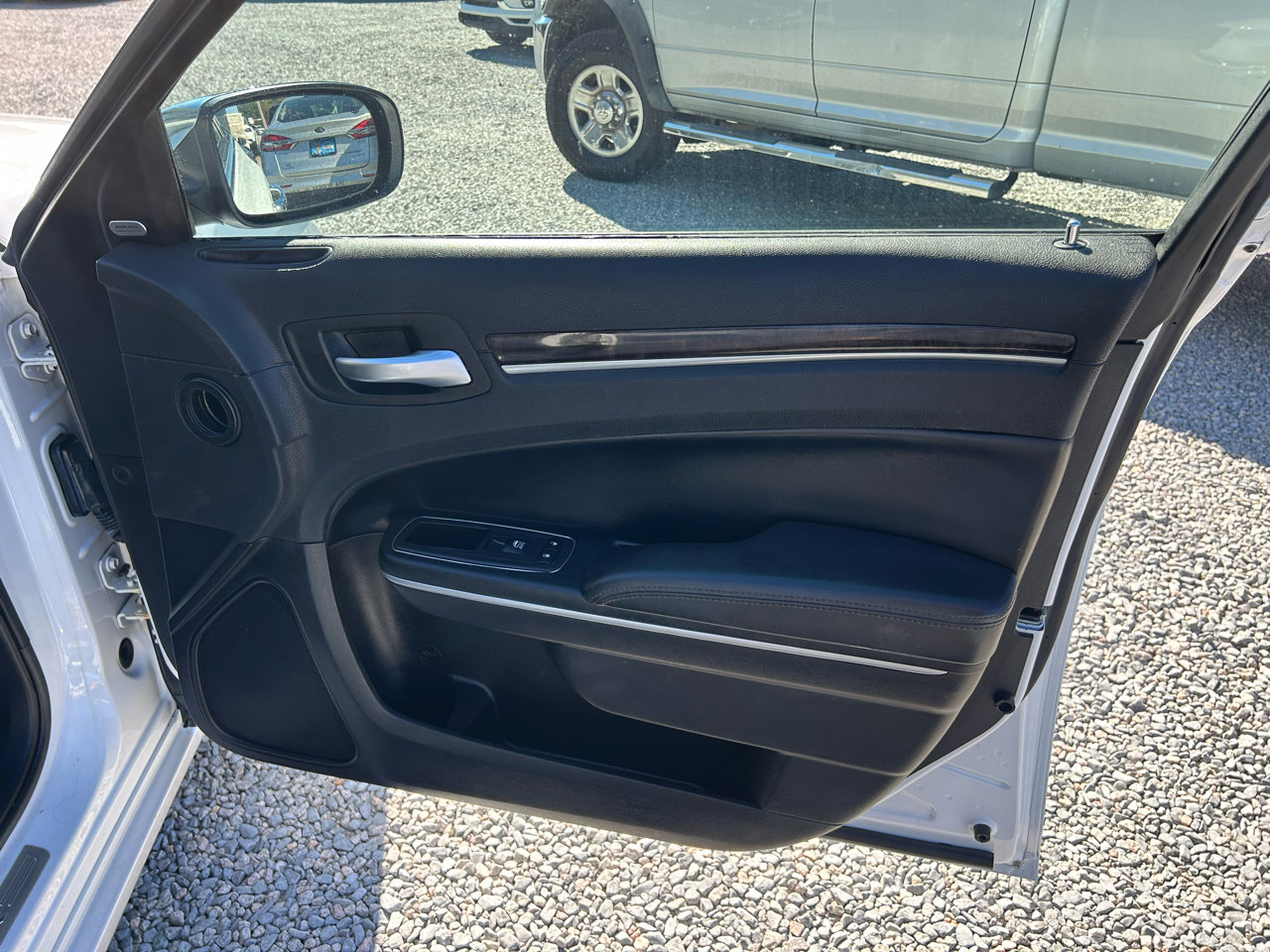 Used 2019 Chrysler 300 Limited image 16