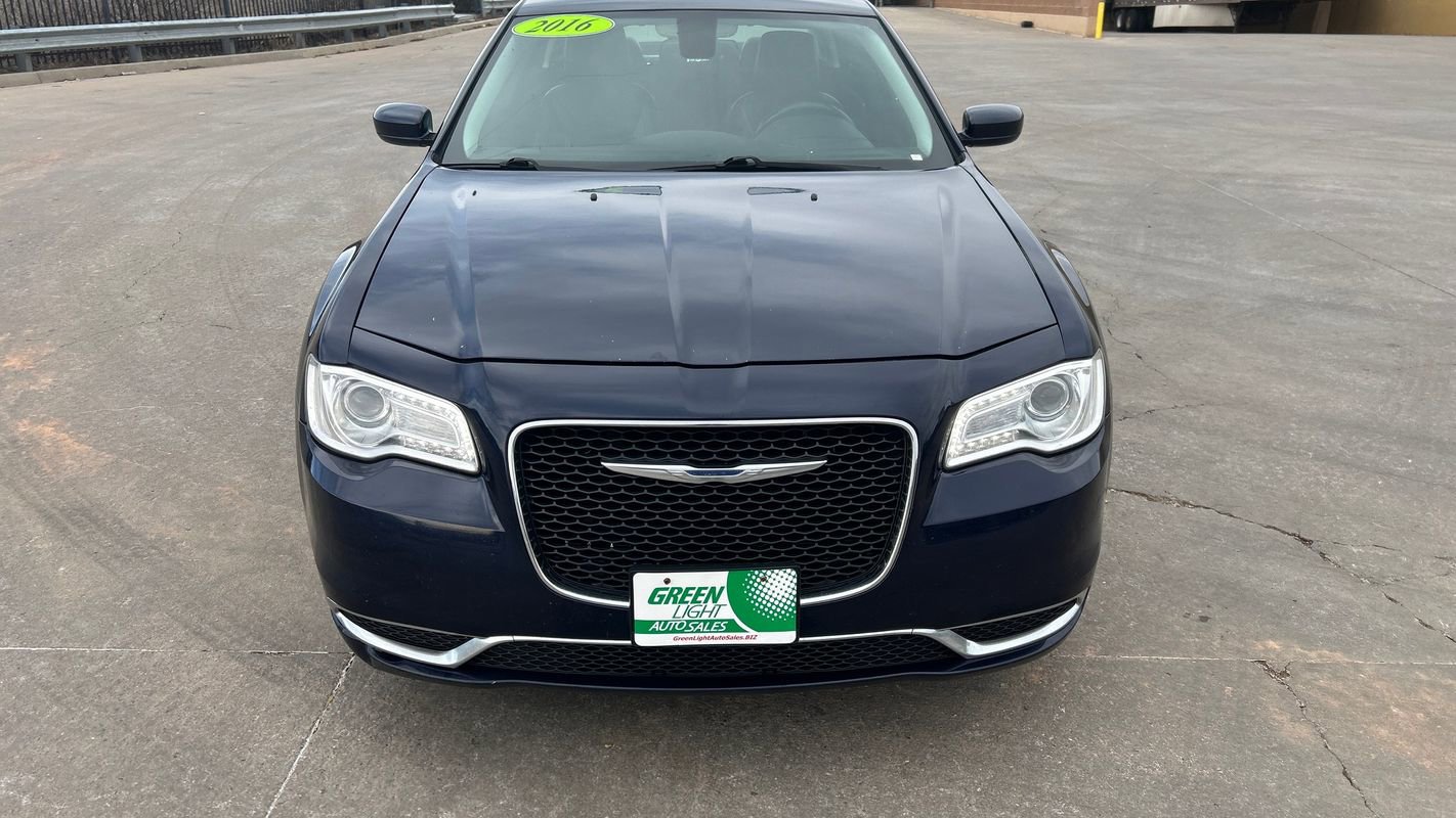 Used 2016 Chrysler 300 Limited image 17