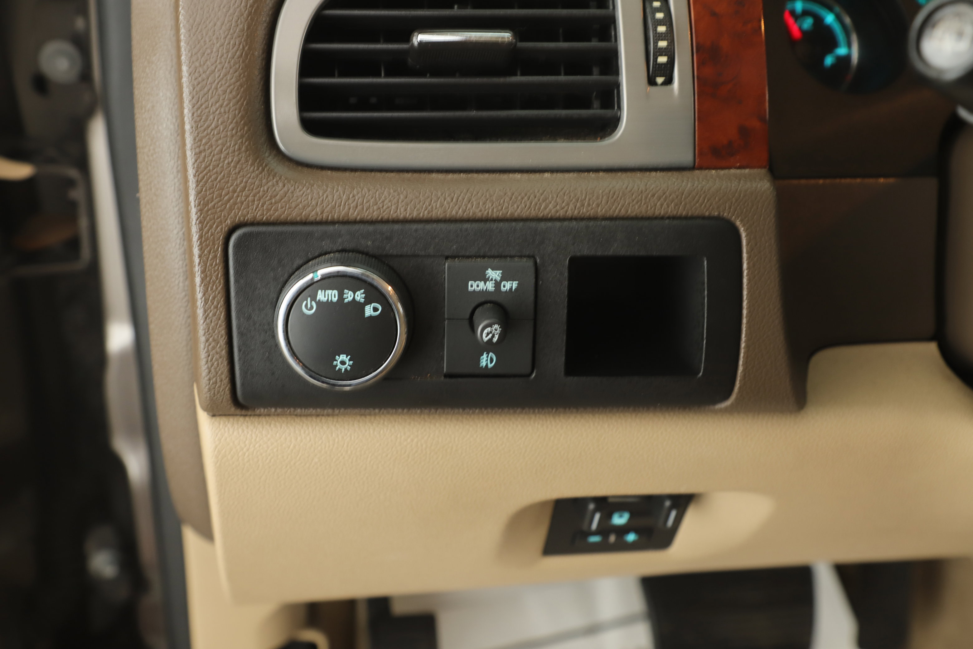 Used 2013 Chevrolet Suburban LTZ image 11