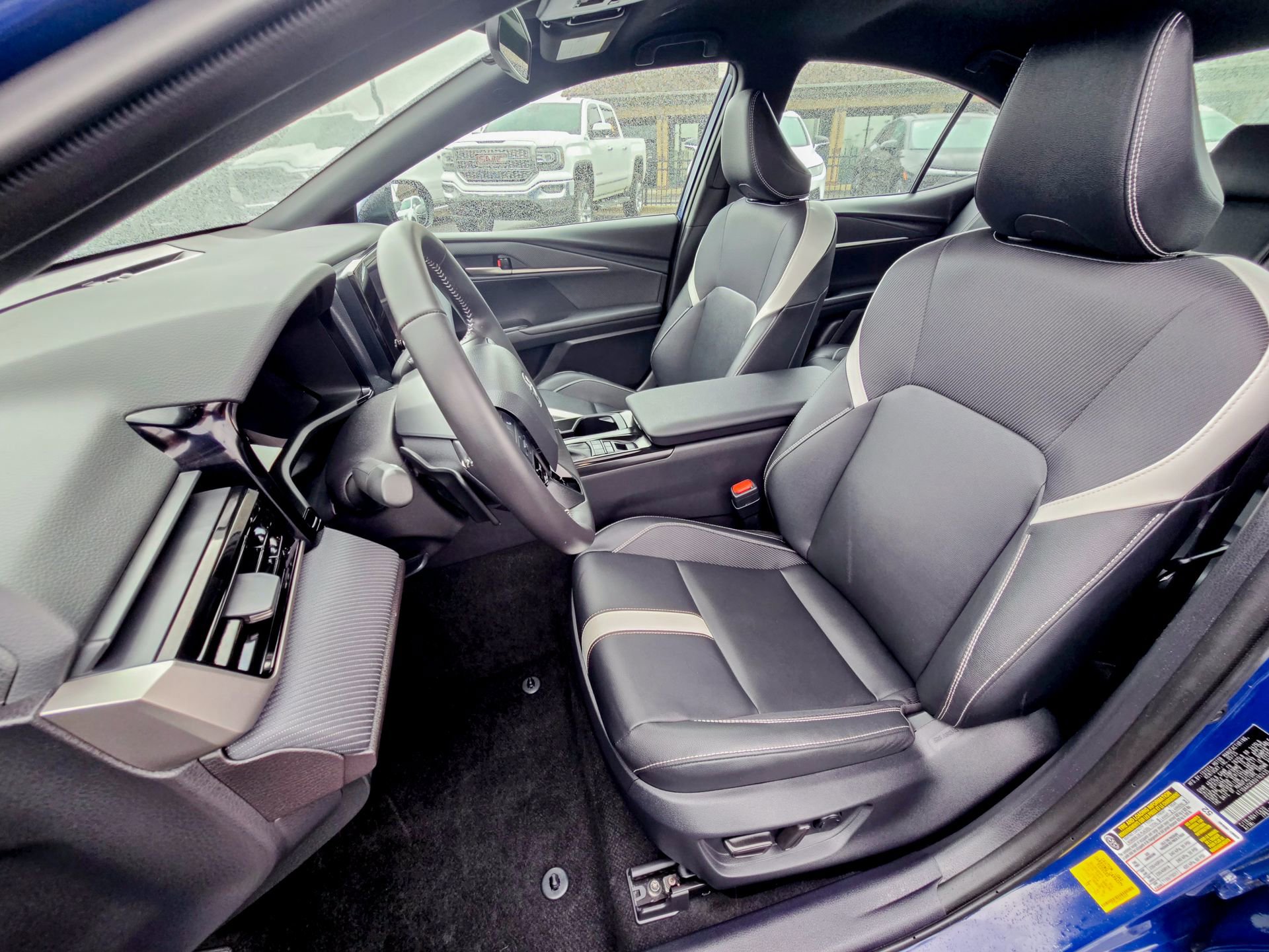 Used 2025 Toyota Camry SE image 30