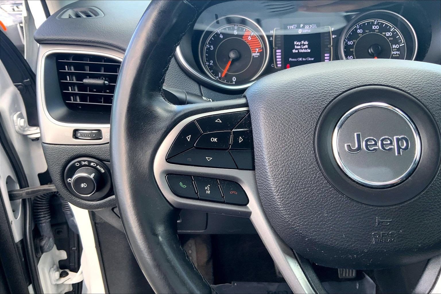 Used 2019 Jeep Cherokee Latitude Plus AWD/4WD image 22