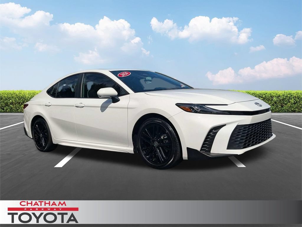 Used 2025 Toyota Camry SE FWD image 1