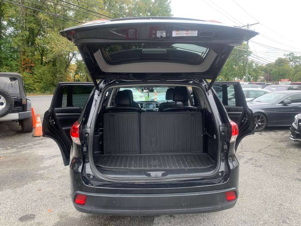 Used 2018 Toyota Highlander SE image 12