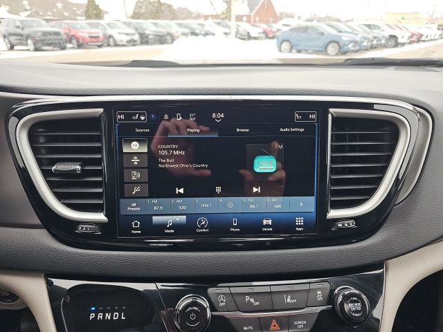 Used 2023 Chrysler Pacifica Touring-L image 16