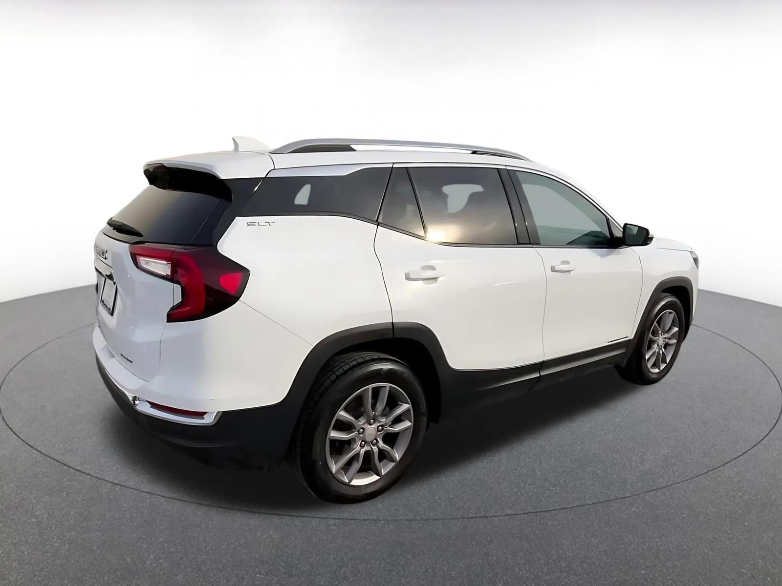 Used 2024 GMC Terrain SLT image 12