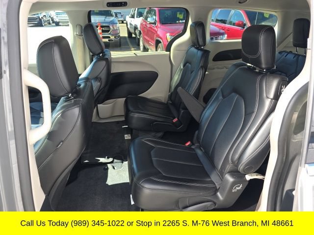 Used 2023 Chrysler Pacifica Touring-L FWD image 34