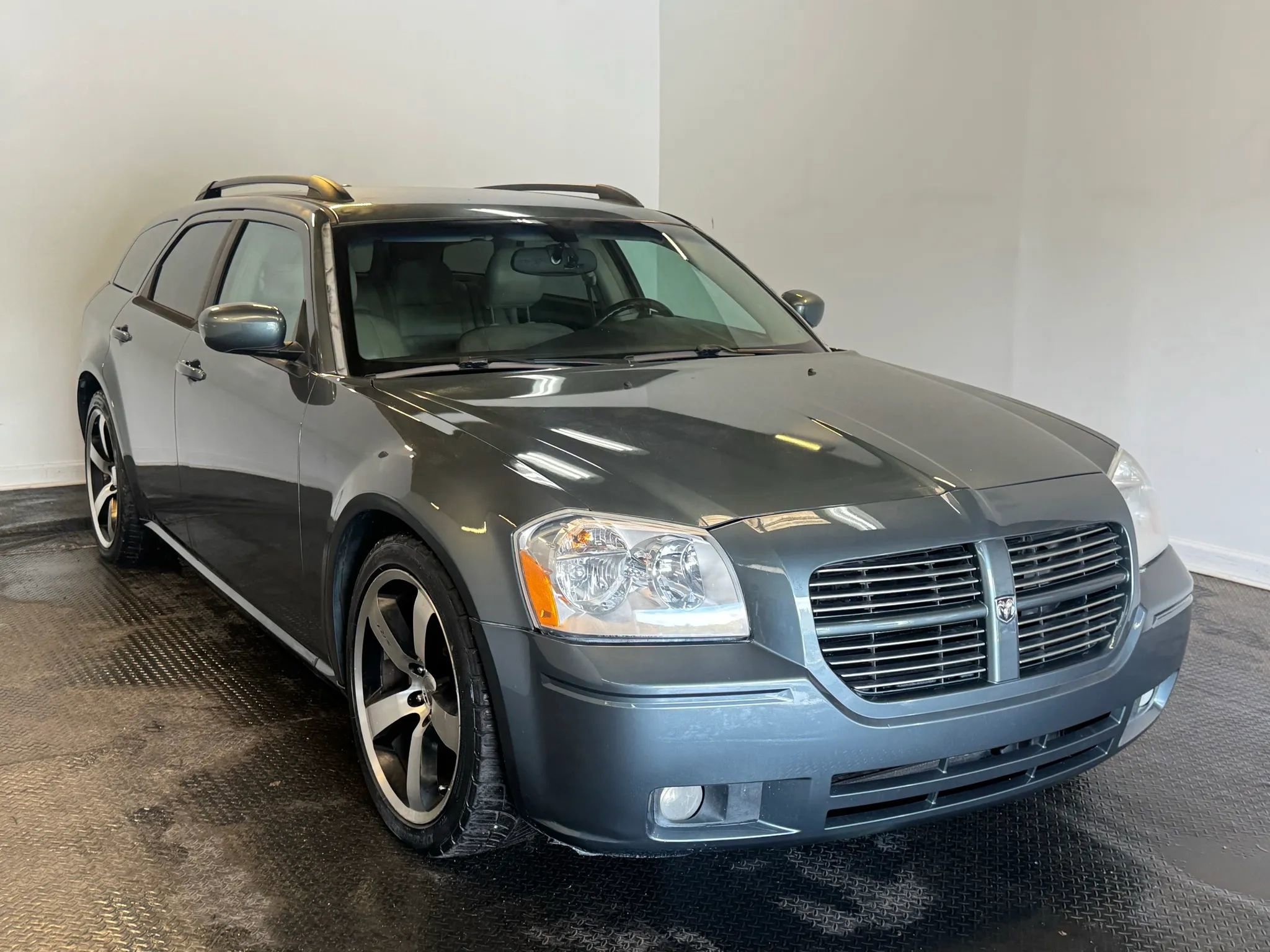 Used 2005 Dodge Magnum R/T w/ Convenience Group II RWD image 3