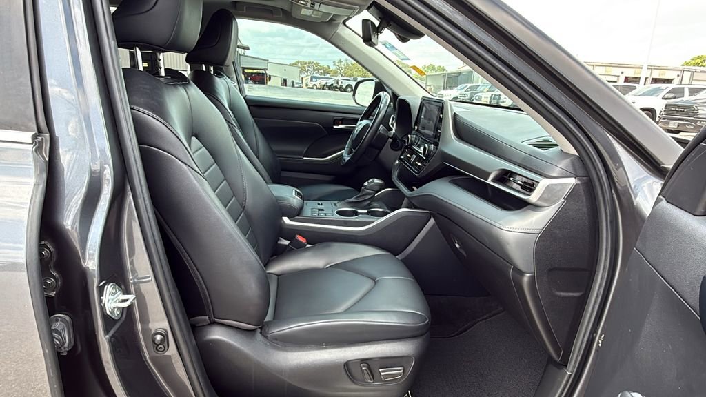 Used 2023 Toyota Highlander XLE image 27
