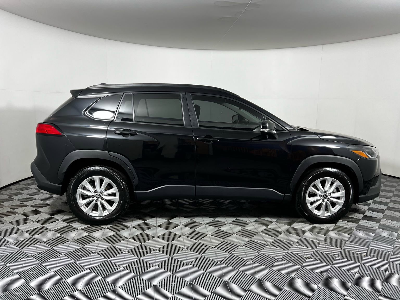 Certified 2024 Toyota Corolla Cross LE w/ Moonroof Package image 4