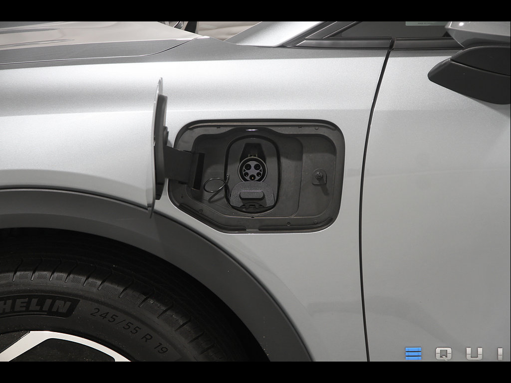 Used 2025 Chevrolet Equinox EV LT w/ Comfort Package FWD image 4