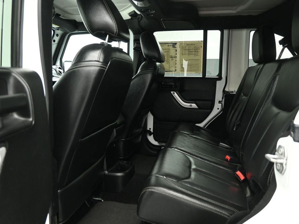Used 2016 Jeep Wrangler Unlimited Sahara w/ Connectivity Group image 15