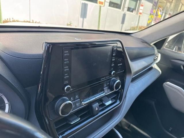 Used 2022 Toyota Highlander LE image 29