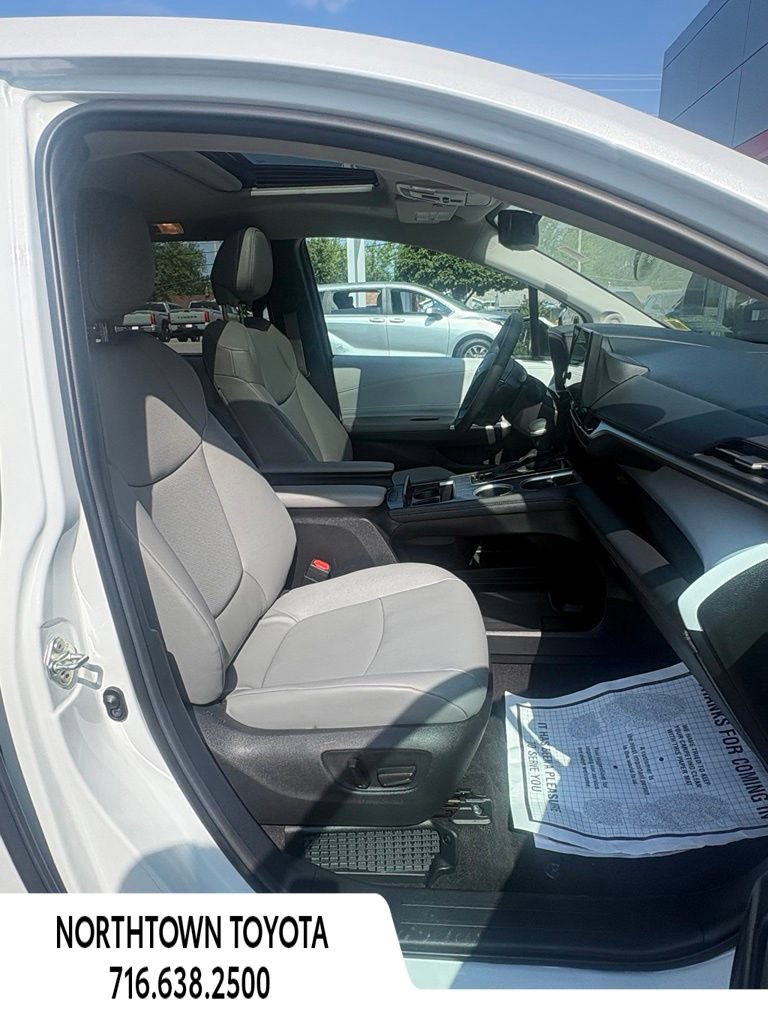Used 2025 Toyota Sienna XLE w/ XLE Plus Package FWD image 16