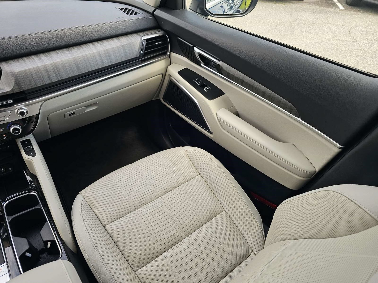 Used 2024 Kia Telluride EX w/ EX Captain's Chair Package FWD image 18